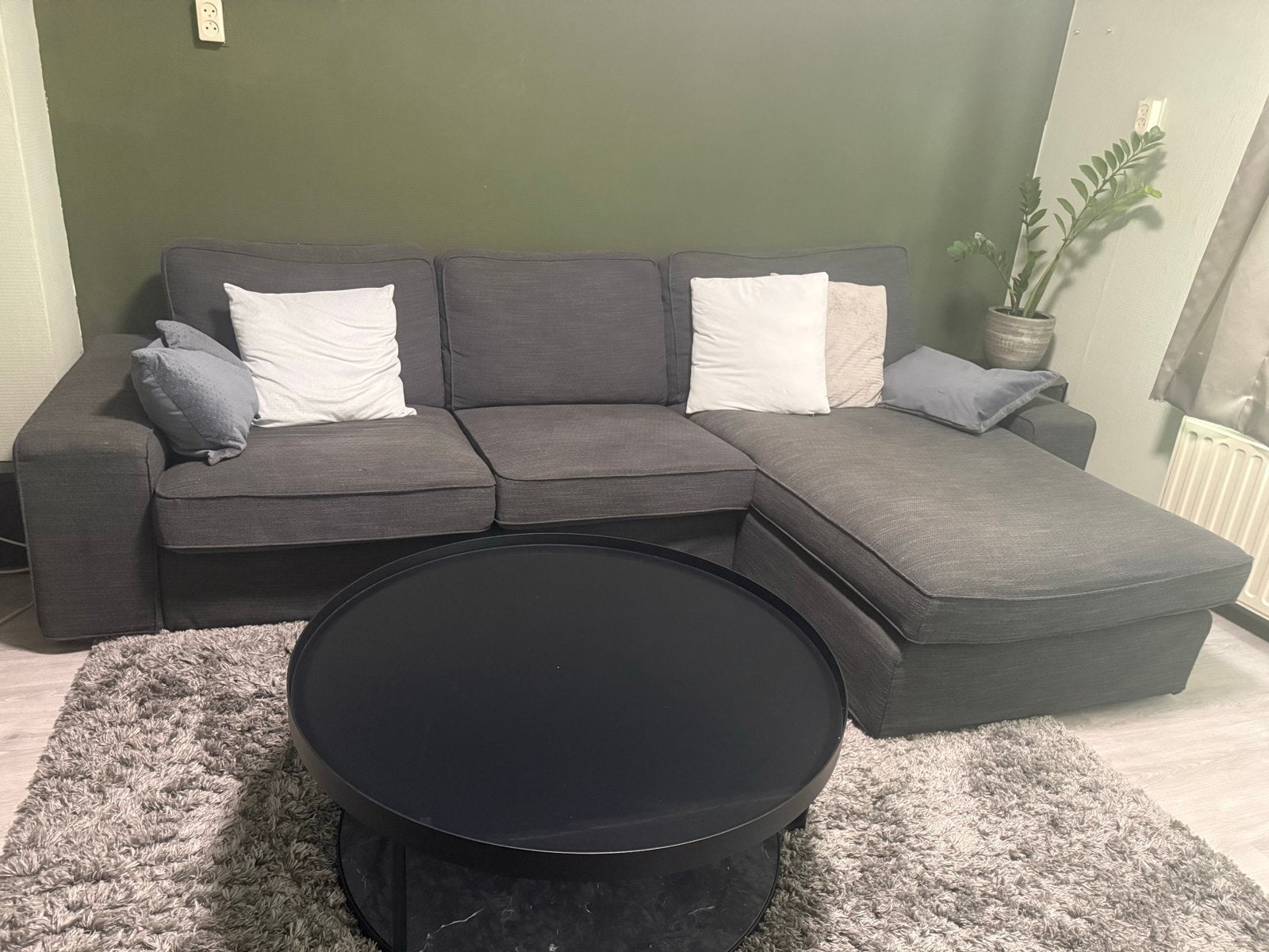 Complete woonkamerset: KIVIK bank, tafel en vloerkleed, Ophalen, 250 tot 300 cm, Gebruikt, 100 tot 125 cm
