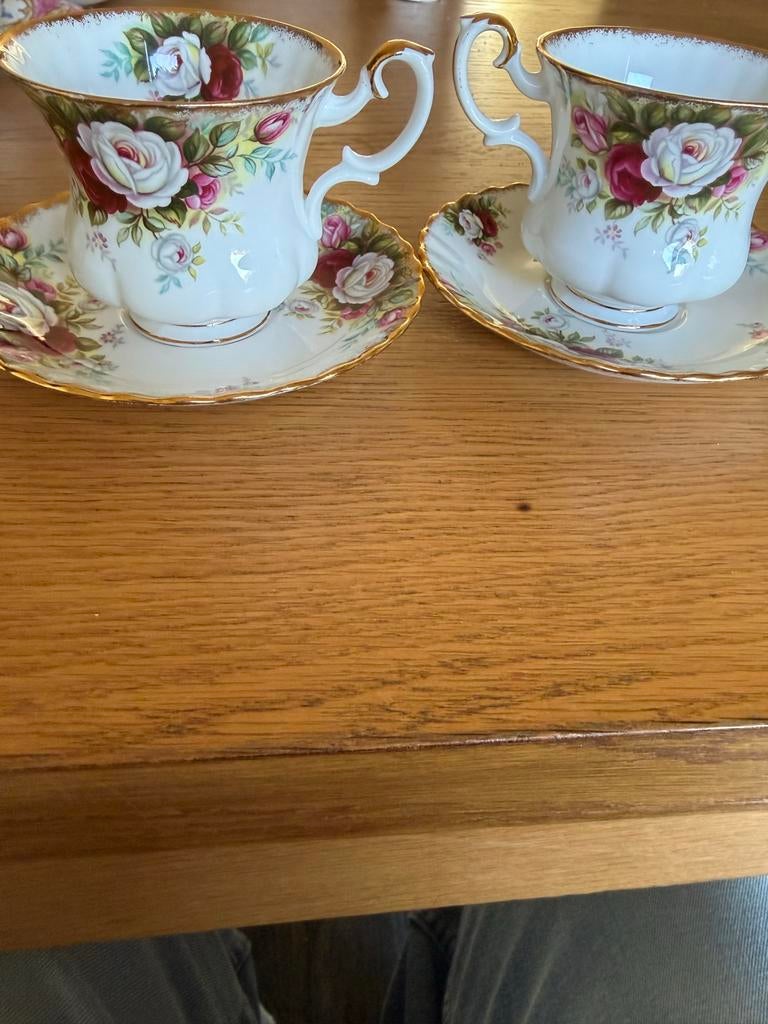 2 Royal Albert Old Country Roses kop en schotel puntgaaf, Ophalen of Verzenden, Zo goed als nieuw, Porselein, Kop(pen) en/of Schotel(s)