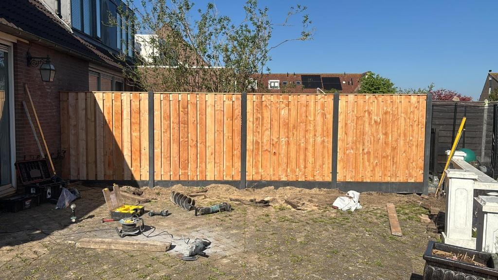 Strakke schutting laten plaatsen? Topkwaliteit vanaf €120 pm, 6 meter of meer, Nieuw, Ophalen of Verzenden, 2 meter of meer