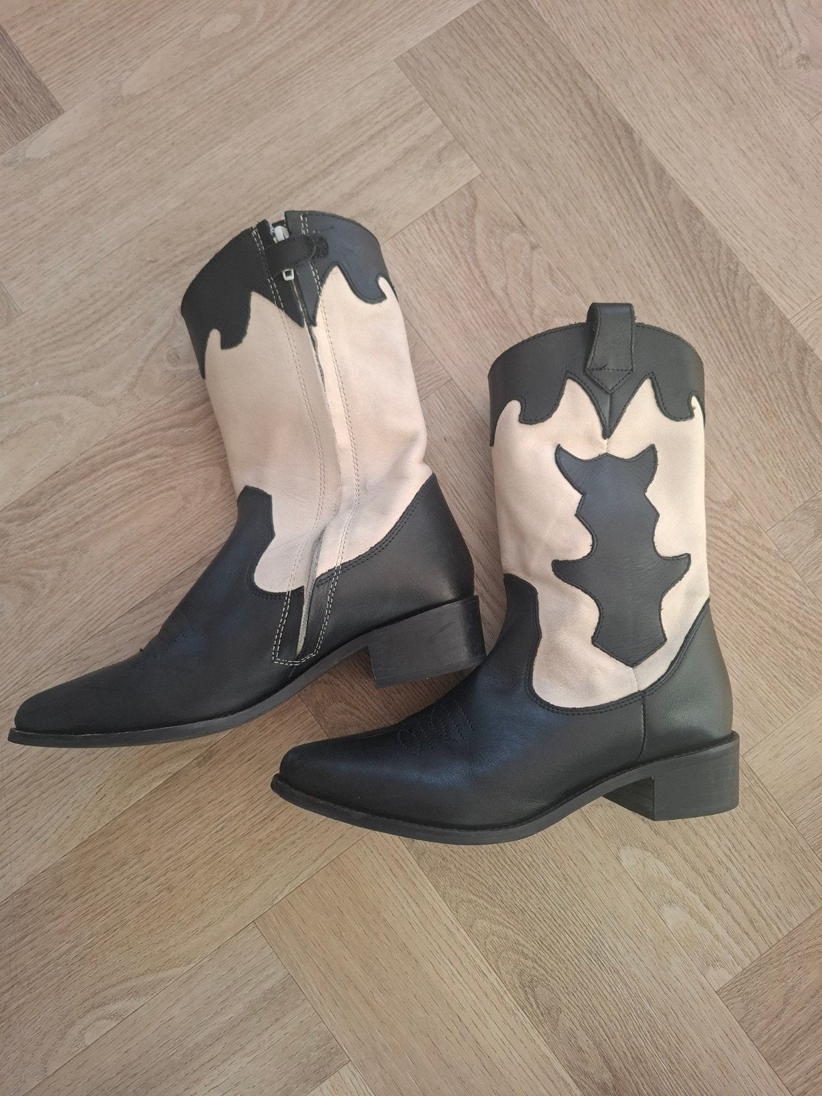 maat 37 Cowboylaarzen zwart/beige - Zo goed als nieuw, Ophalen of Verzenden, Zo goed als nieuw, Zwart, Lage of Enkellaarzen