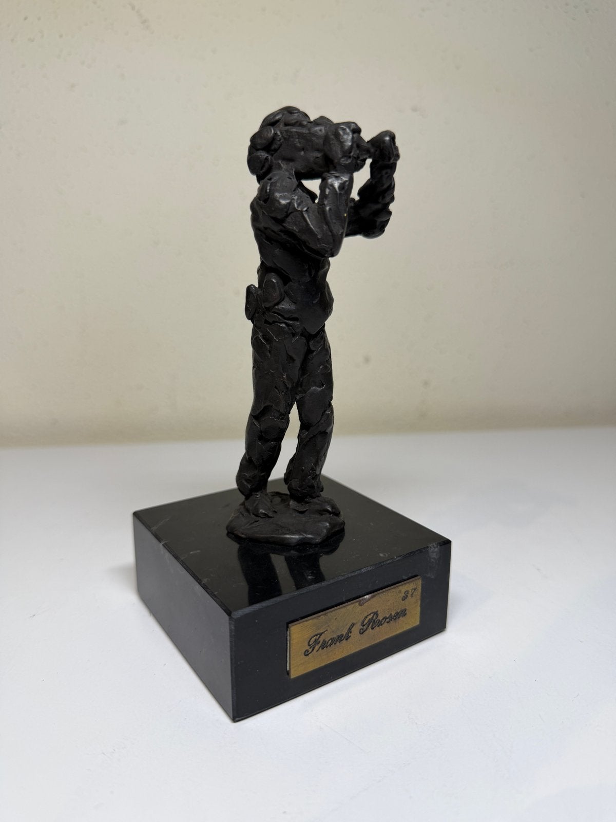 Bronzen beeldje 'Frank Rosen' op marmeren sokkel cameraman, Antiek en Kunst, Minder dan 20 cm, Ophalen of Verzenden, Brons, Beeld