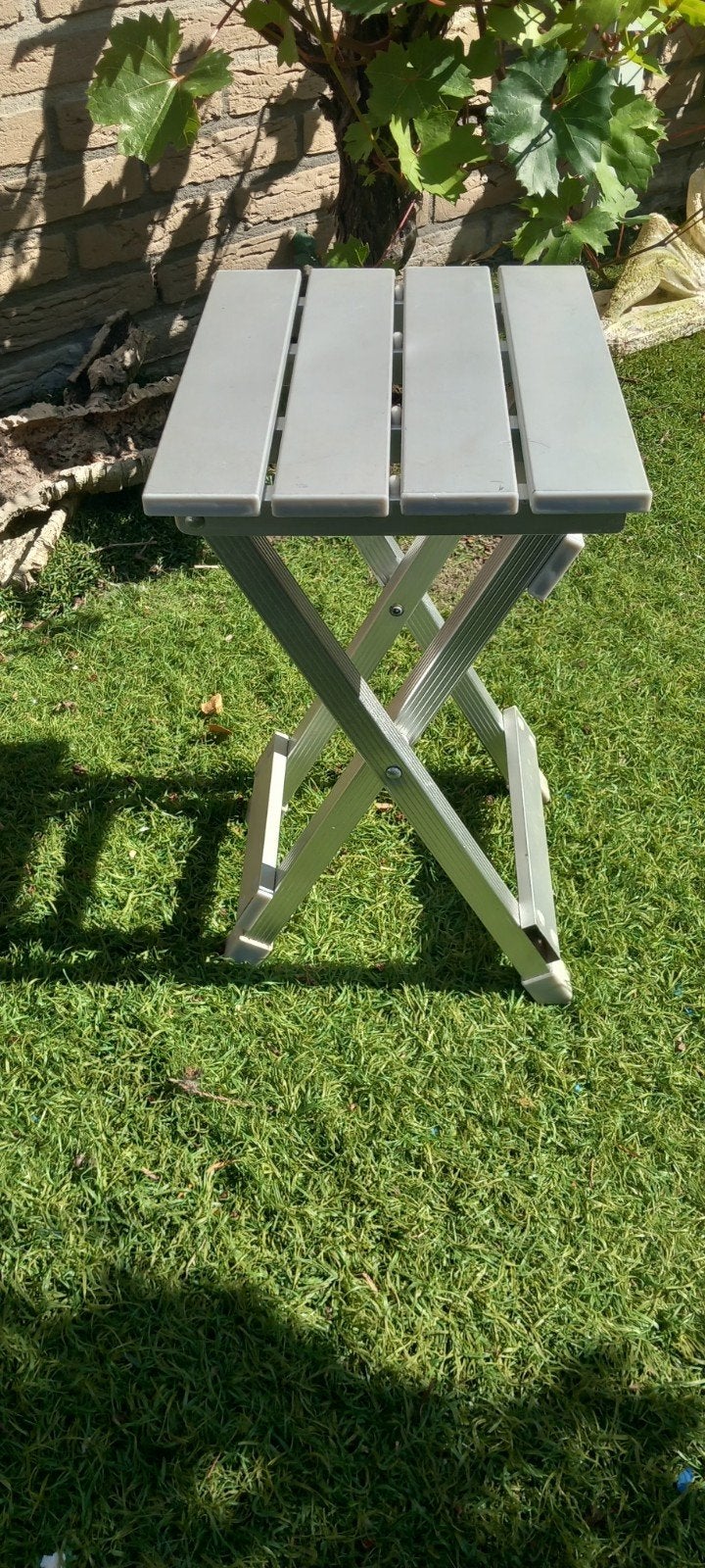 Opvouwbaar camping krukje/ bijzettafeltje, Tuin en Terras, Tuintafels, Ophalen