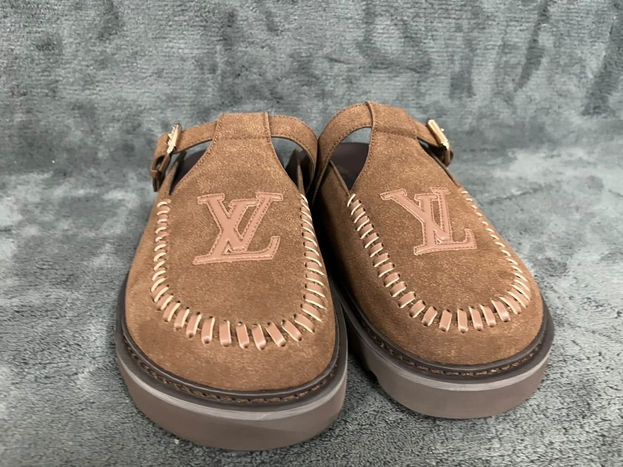 Louis Vuitton Instappers - Bruin Suède, Ophalen of Verzenden, Zo goed als nieuw, Bruin, Instappers