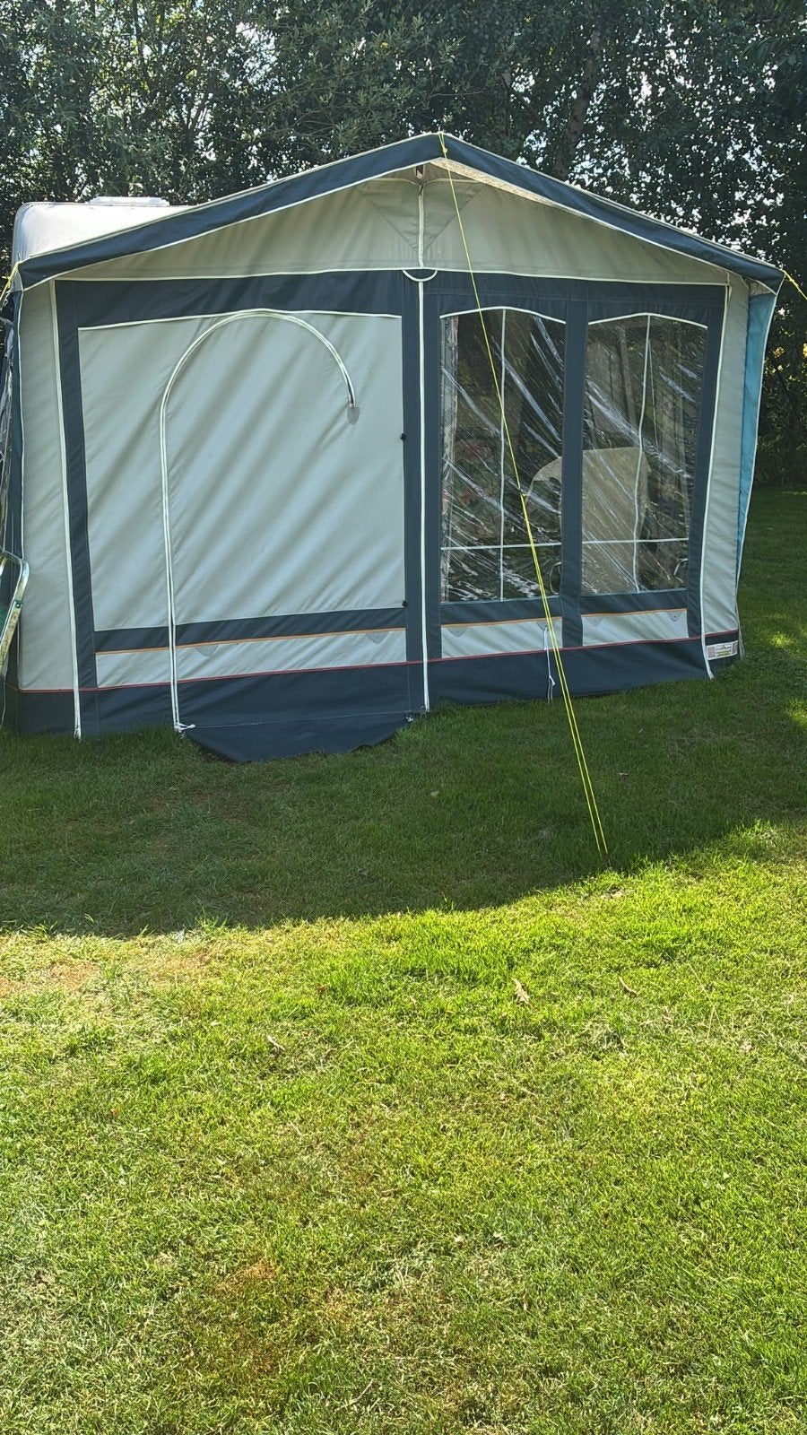 Caravelair Bamba 330 EK Luxe - Compacte Caravan met Voortent, Koelkast, Treinzit, Particulier, 500 - 750 kg