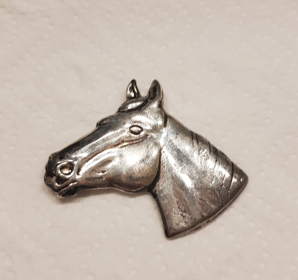 2 leuke zilverkleurige (paarden) broches, Ophalen, Gebruikt, Overige kleuren, Overige materialen