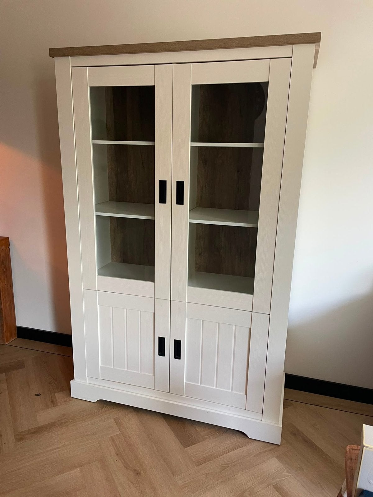 Mooie witte vitrinekast met glazen deuren en planken, Ophalen, 100 tot 150 cm, Zo goed als nieuw, 150 tot 200 cm
