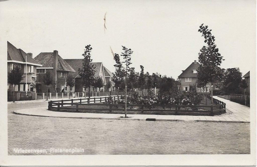 Vriezenveen (Ov.) Platanenplein, gelopen 1949, Ophalen of Verzenden, 1940 tot 1960, Gelopen, Overijssel
