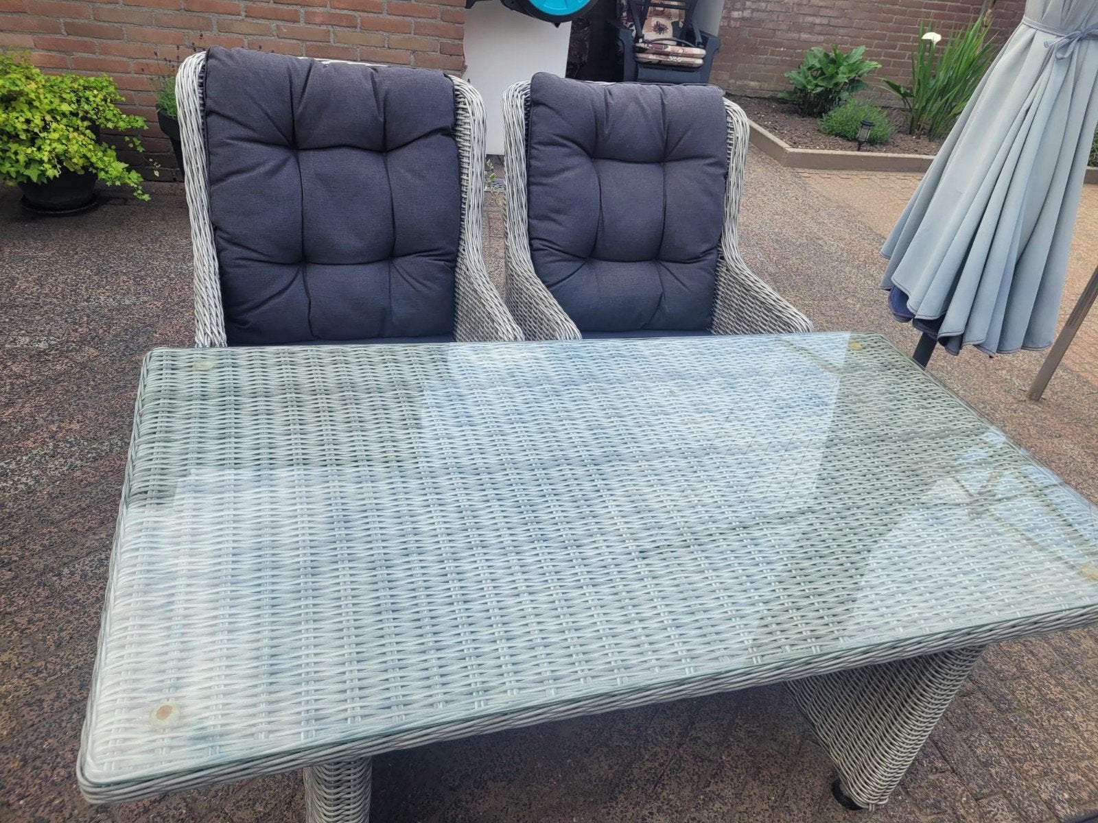 Wicker Tuinset met glazen plaat op tafel en 2 stoelen, Tuin en Terras, Ophalen, Gebruikt, Wicker