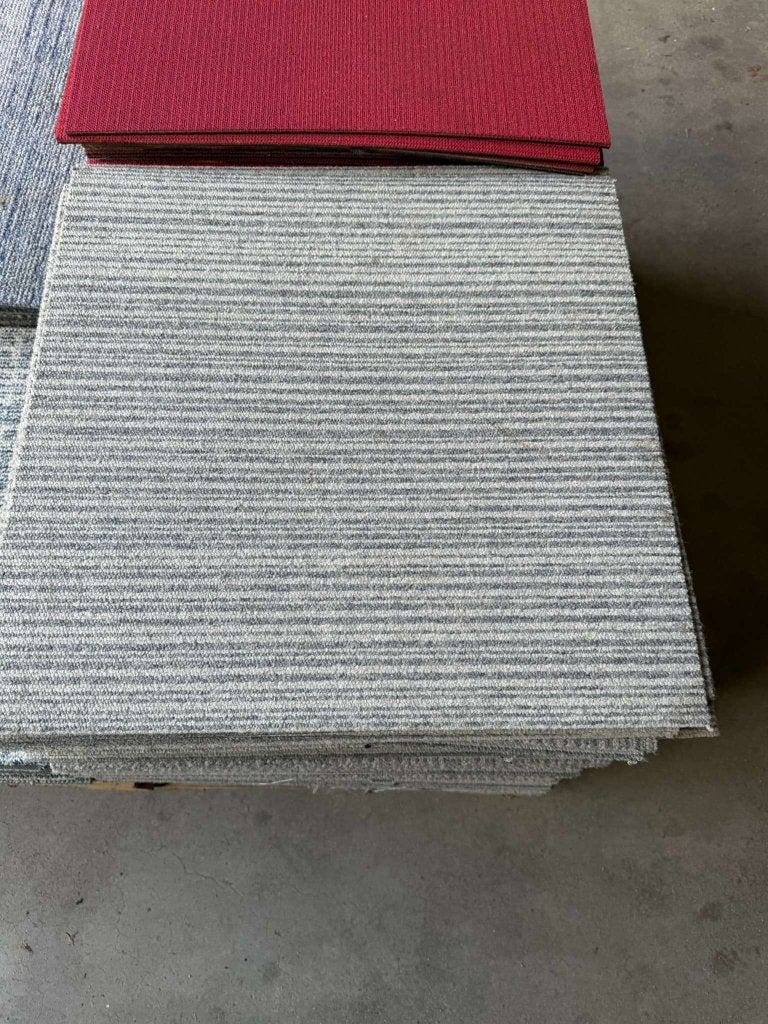 Partij gebruikte tapijttegels grijs/streepjes 21m2, Gebruikt, Niet ingevuld, Tapijttegels, Blauw