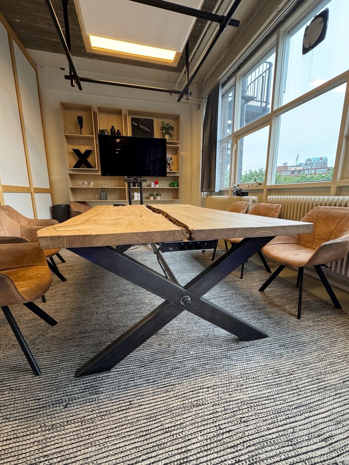 Foto 3 van Robuuste eettafel met boomstam blad en metalen onderstel