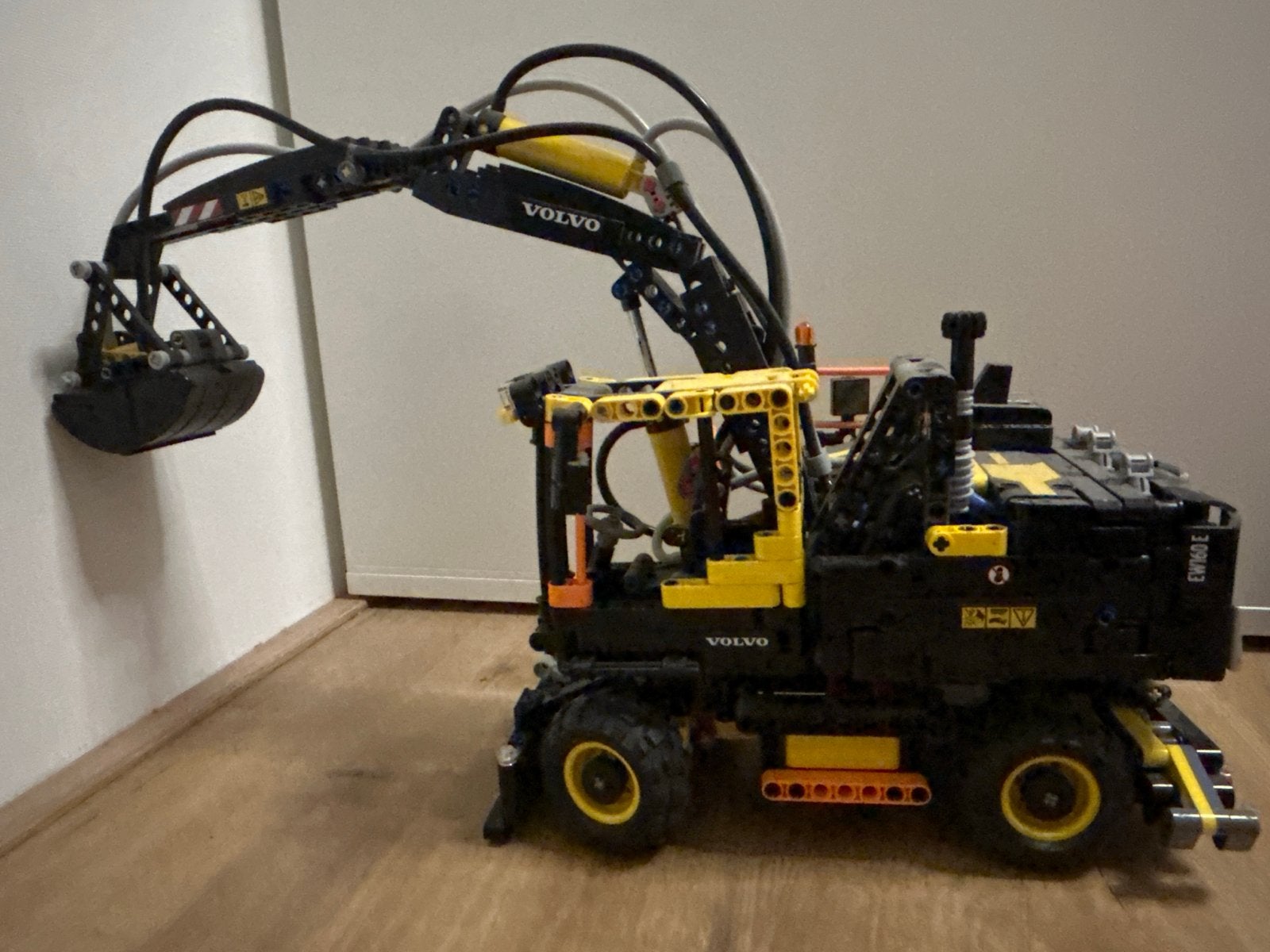 LEGO Technic Volvo Graafmachine EW160E - Zo goed als nieuw, Ophalen of Verzenden, Zo goed als nieuw, Overige merken