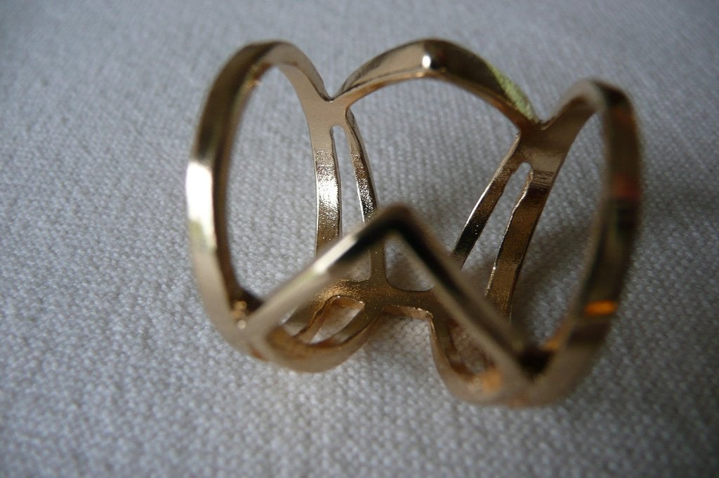 Goudkleurige driehoeksring Maat 17,5 mm., Sieraden, Tassen en Uiterlijk, Ringen, Overige materialen, Gebruikt, Overige kleuren