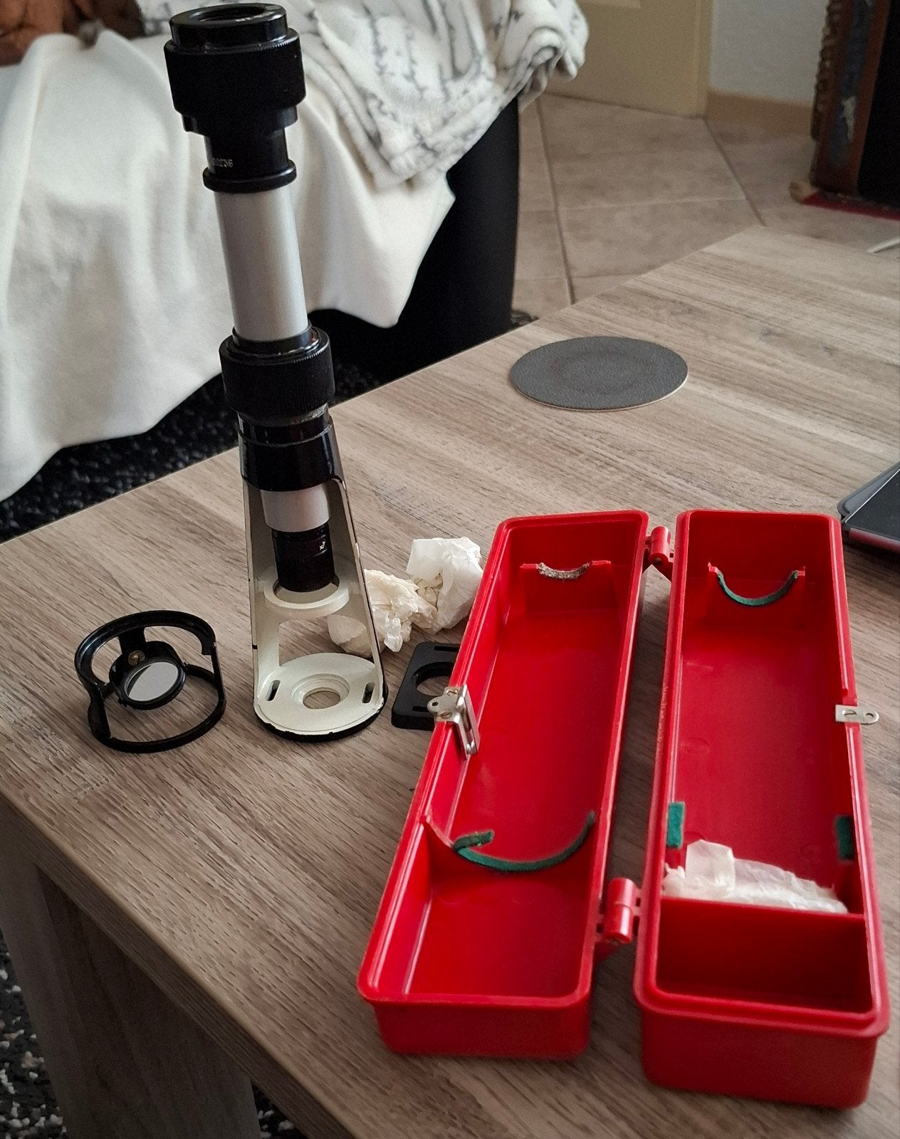 Vintage microscoop met rode opbergdoos, Ophalen of Verzenden, Gebruikt, Minder dan 400x, Biologische microscoop