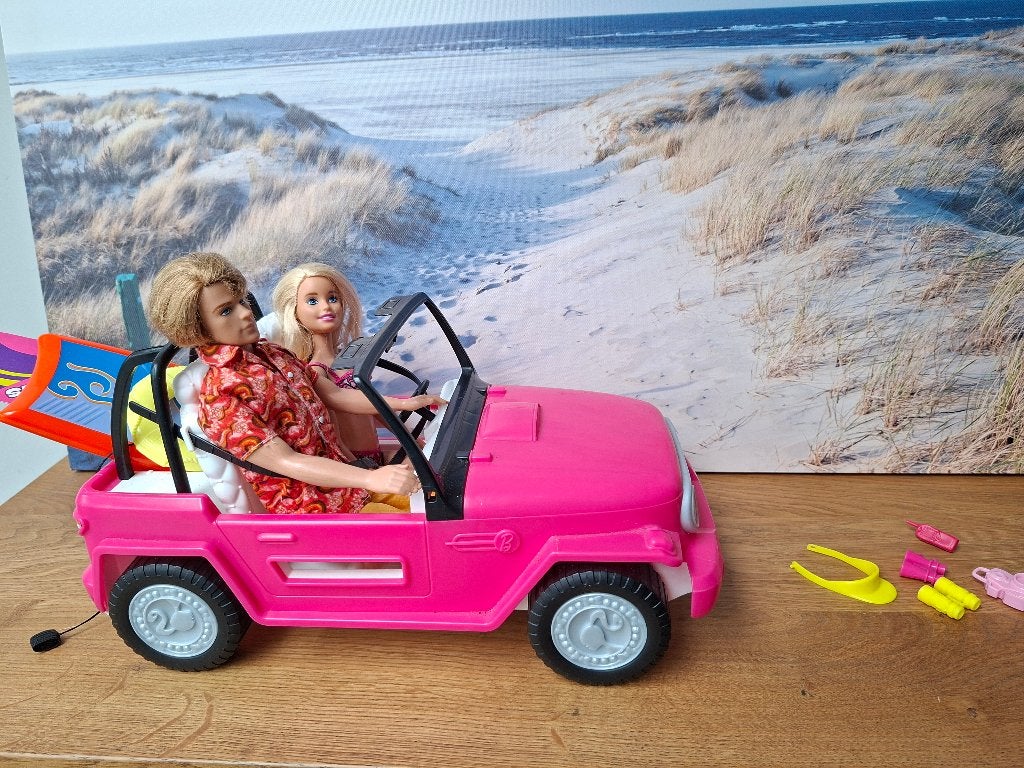 barbie en Ken met auto, surfplanken en accessoires., Kinderen en Baby's, Ophalen of Verzenden, Zo goed als nieuw, Barbie