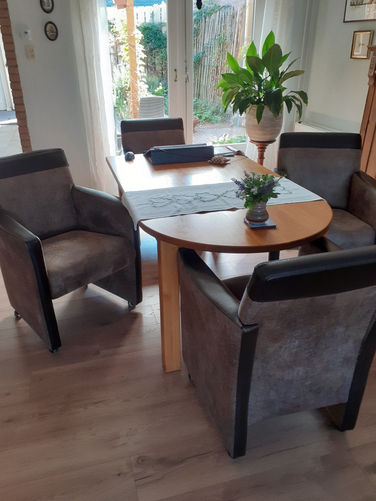 4 bruine eetkamerfautuils met wieltjes., Huis en Inrichting, Ophalen, Gebruikt, Bruin, Klassiek