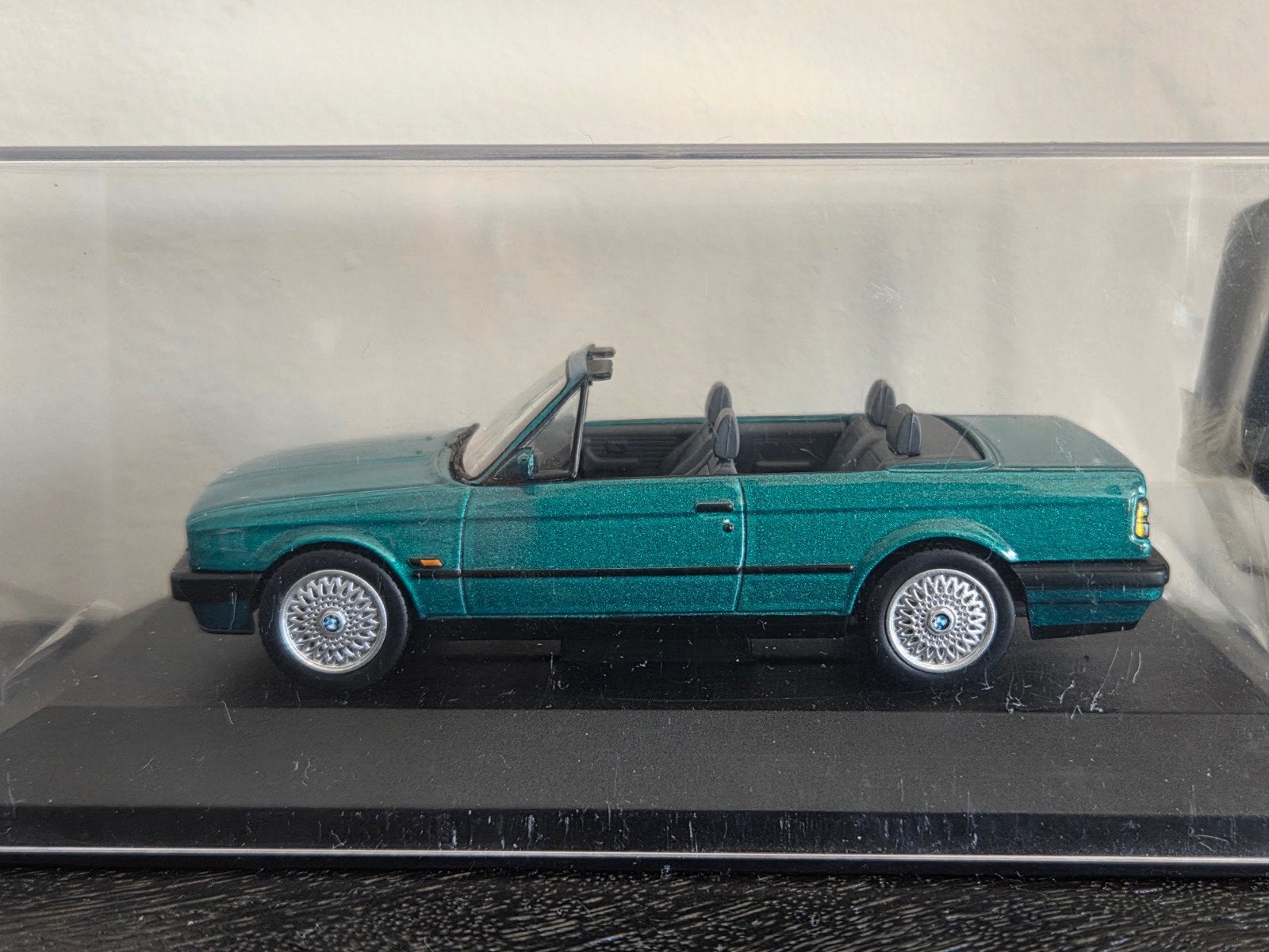 Corgi Vanguards BMW E30 318i Neon Green 1:43, Hobby en Vrije tijd, Modelauto's | 1:43, Ophalen of Verzenden, Zo goed als nieuw