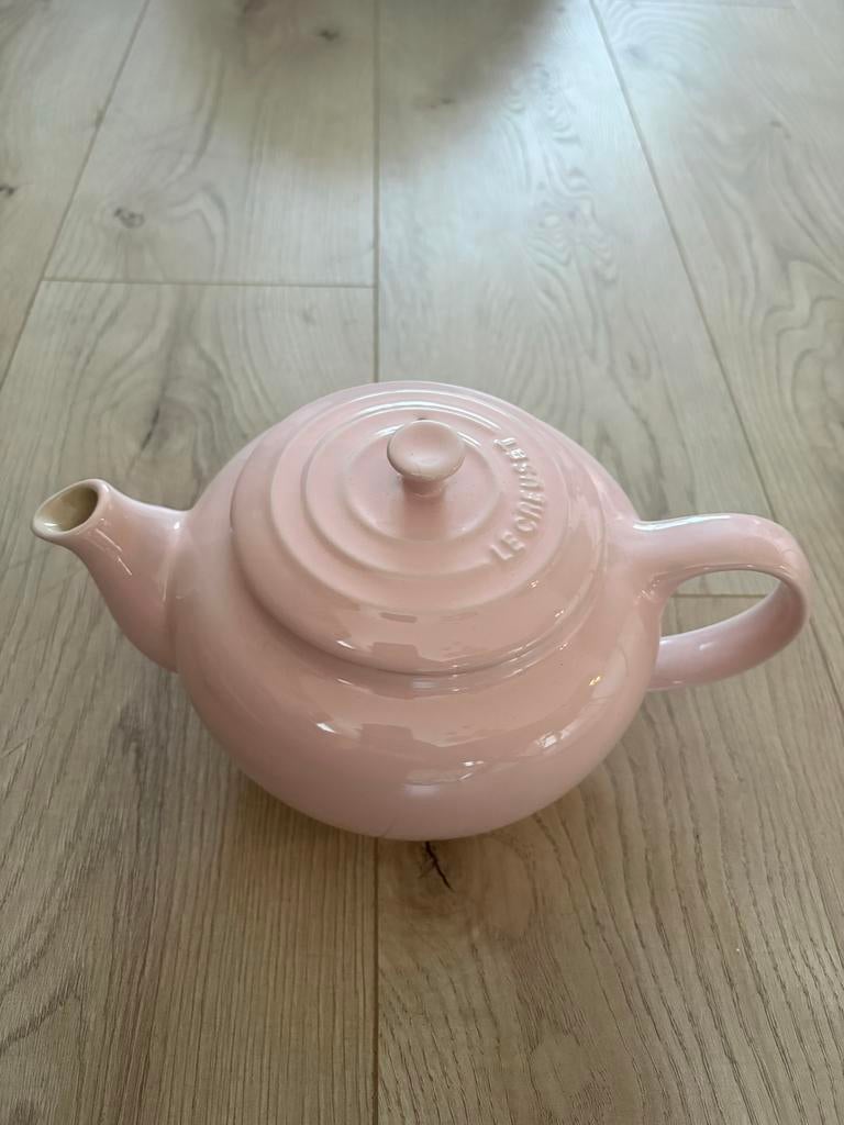 Le Creuset Theepot Roze - Zo goed als nieuw, Ophalen of Verzenden, Zo goed als nieuw, Roze, Steen/keramiek