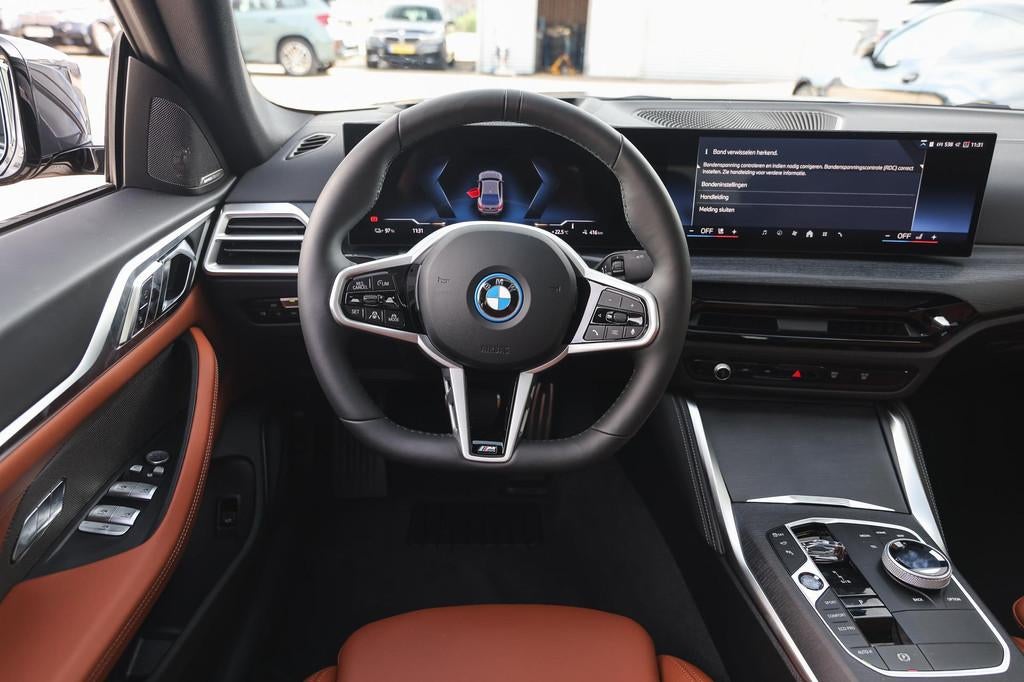 BMW i4 eDrive40 M Sport / Adaptieve LED / M Adaptief onderst, Achterwielaandrijving, Zwart, 2020 kg, Leder