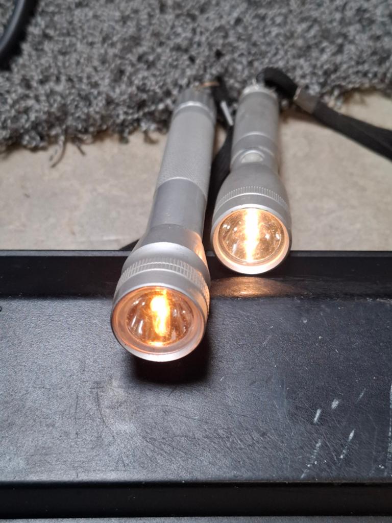 Set van 2 aluminium zaklampen met polsband, Ophalen of Verzenden, Gebruikt, Batterij
