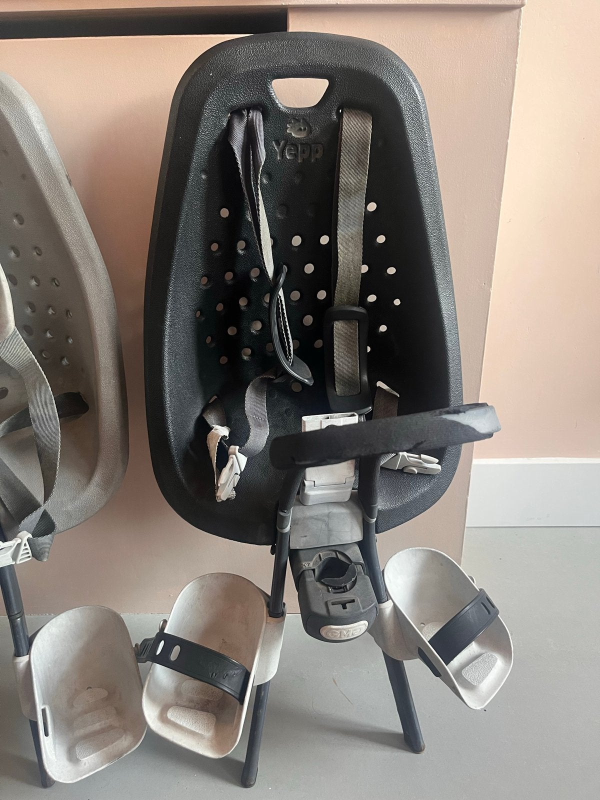 Yepp fietsstoeltjes voor, zwart en grijs, met adapters, Ophalen, Voorzitje, 0 t/m 13 kg, Gebruikt