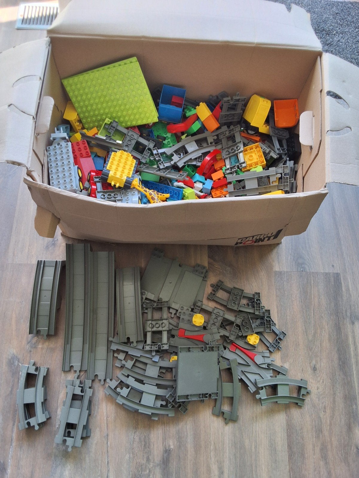 Grote doos met Duplo en treinrails