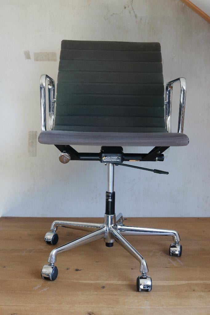 Vitra Eames EA117 (2008), Ophalen, Gebruikt, Grijs, Bureaustoel