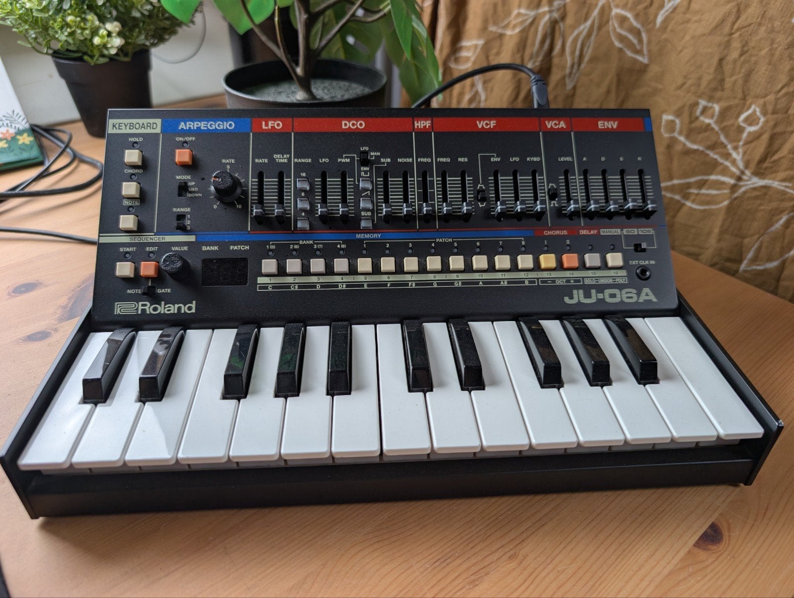 ≥ Roland JU-06A Boutique Synthesizer met K-25m Keyboard