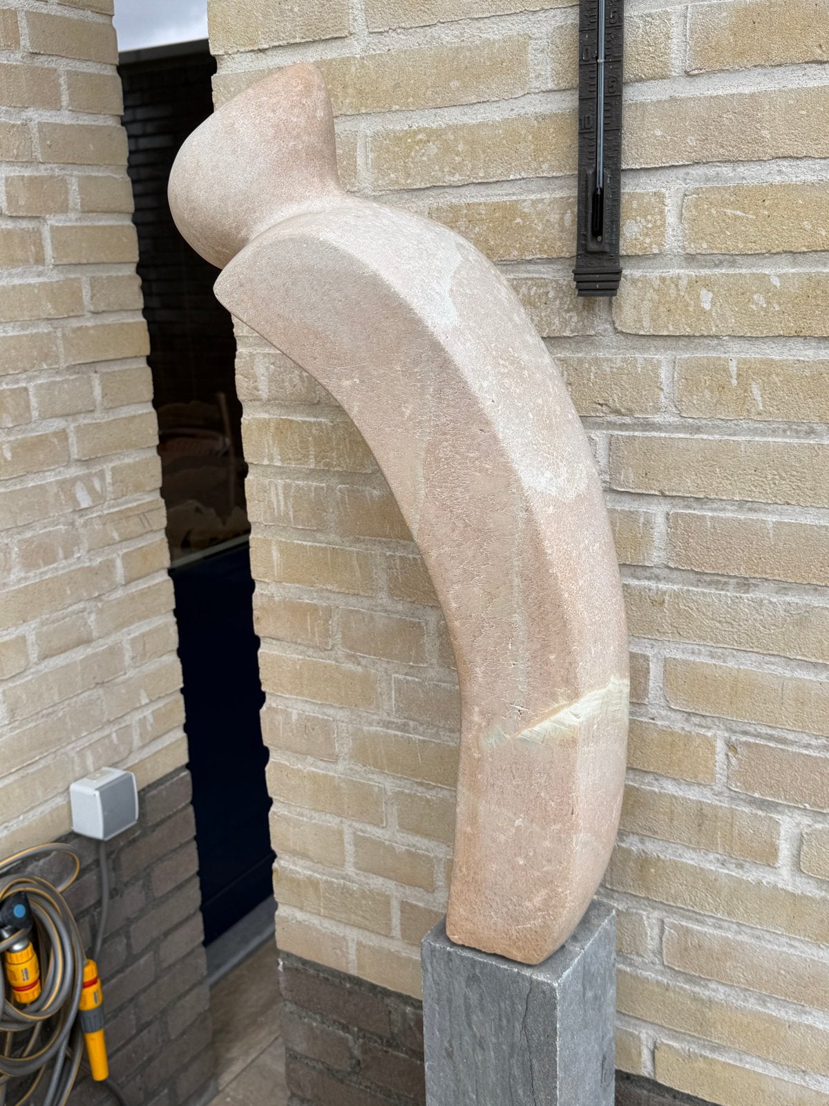 Abstract buitenbeeld op sokkel - 155 cm hoog, Ophalen, Beeld, Abstract, Beige