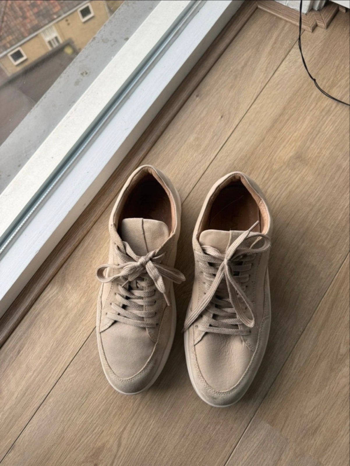 Beige Leren Sneakers met Platte Zool - Zo goed als nieuw, Ophalen of Verzenden, Zo goed als nieuw, Beige, Sneakers of Gympen