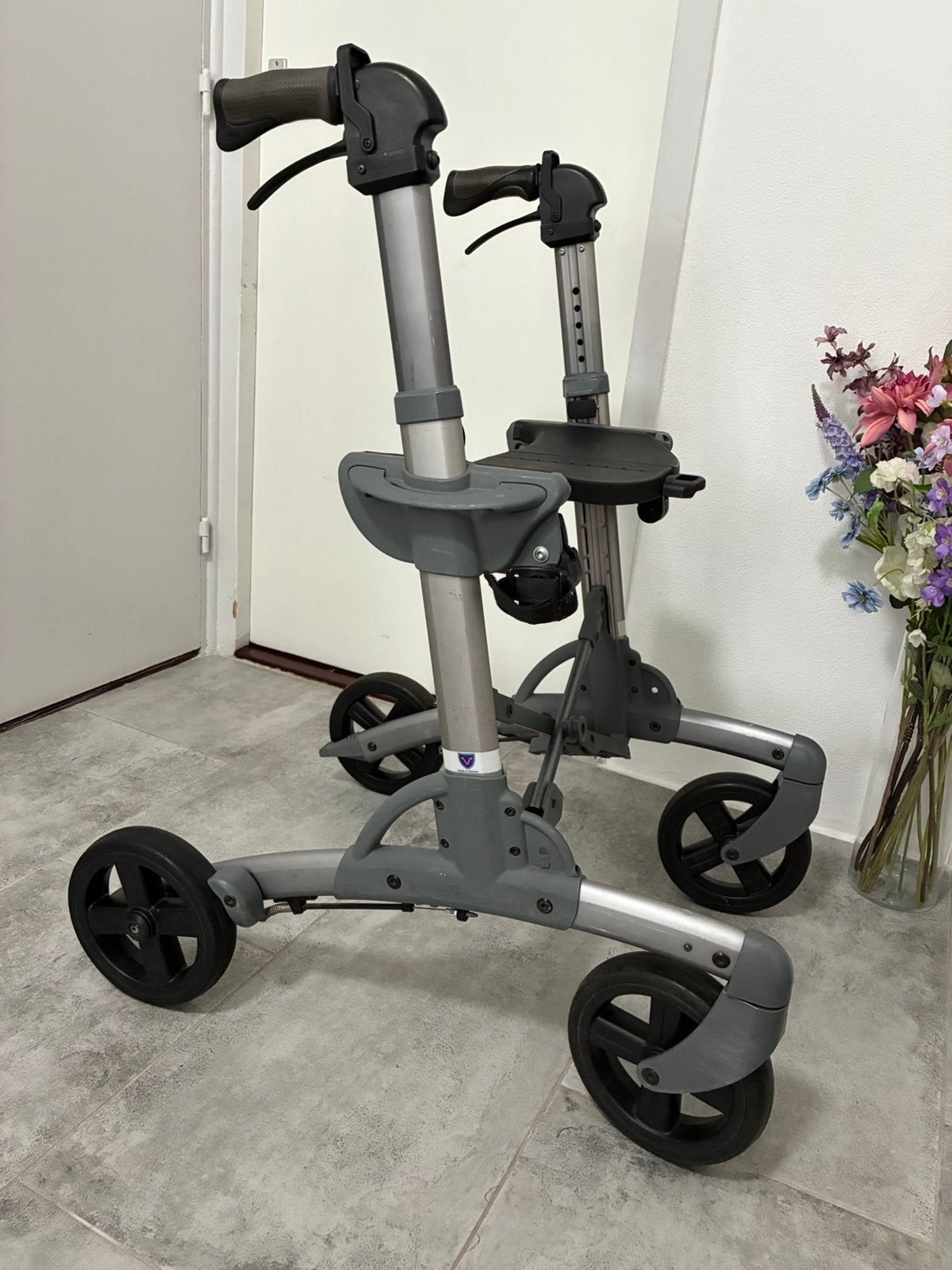Te koop aluminium Rollator, van Sweden , stevige en goed, Ophalen, Opvouwbaar, Zo goed als nieuw