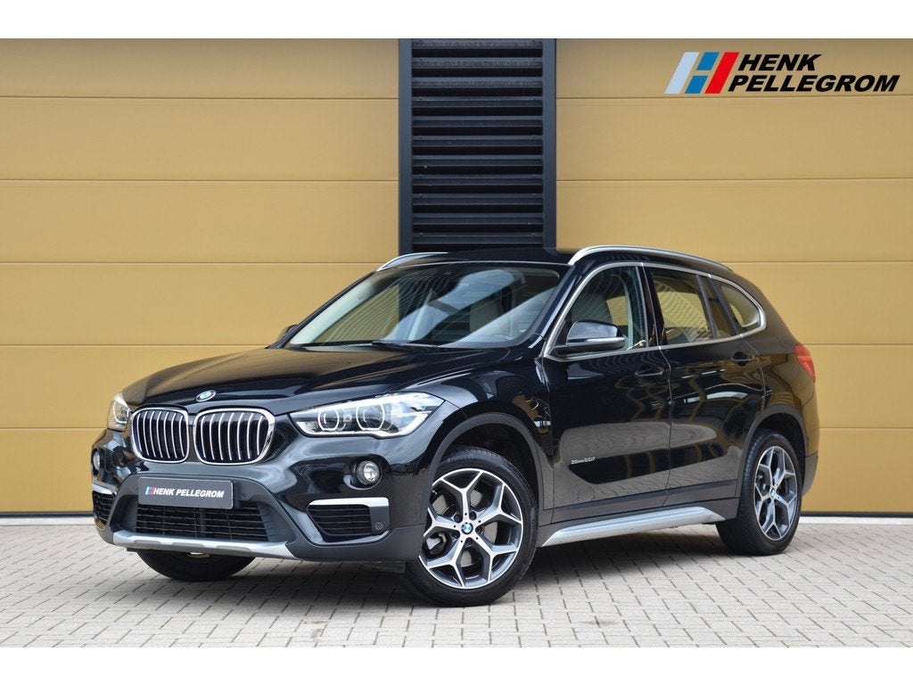 BMW X1 sDrive20i Centennial High Executive * Head-up * Sport, 1998 cc, Met garantie (alle), Zwart, SUV of Terreinwagen