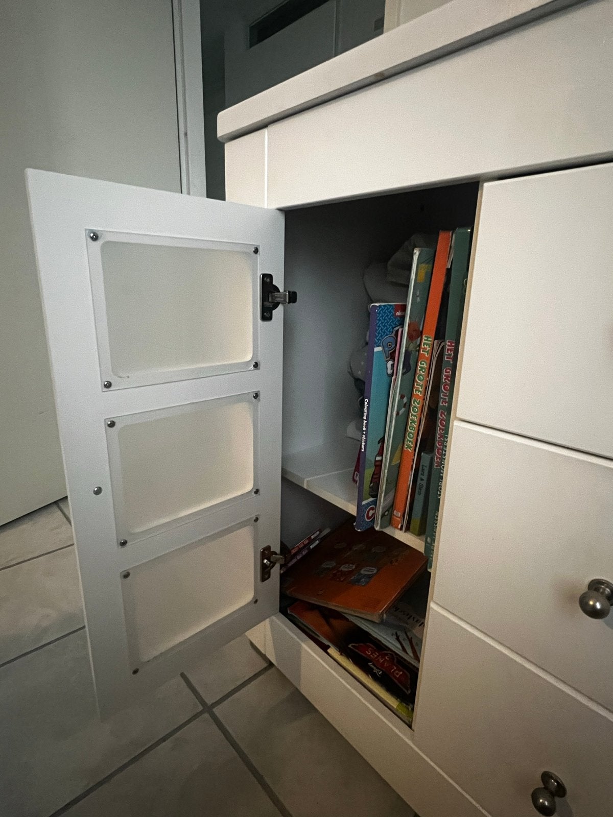 Foto 4 van Witte ladekast/dressoir met glazen deuren