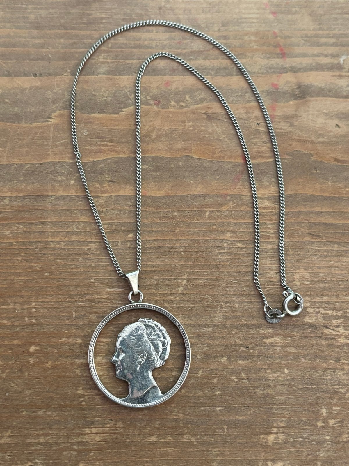 Zilveren ketting Stil Verzet met hanger Koningin Wilhelmina, Ophalen of Verzenden, Overige soorten, Nederland, Embleem of Badge