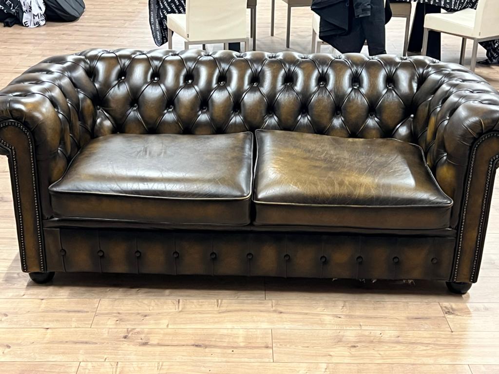 Luxe Chesterfield 2-zitsbank in bruin leer, Ophalen, Tweepersoons, Zo goed als nieuw, Rechte bank