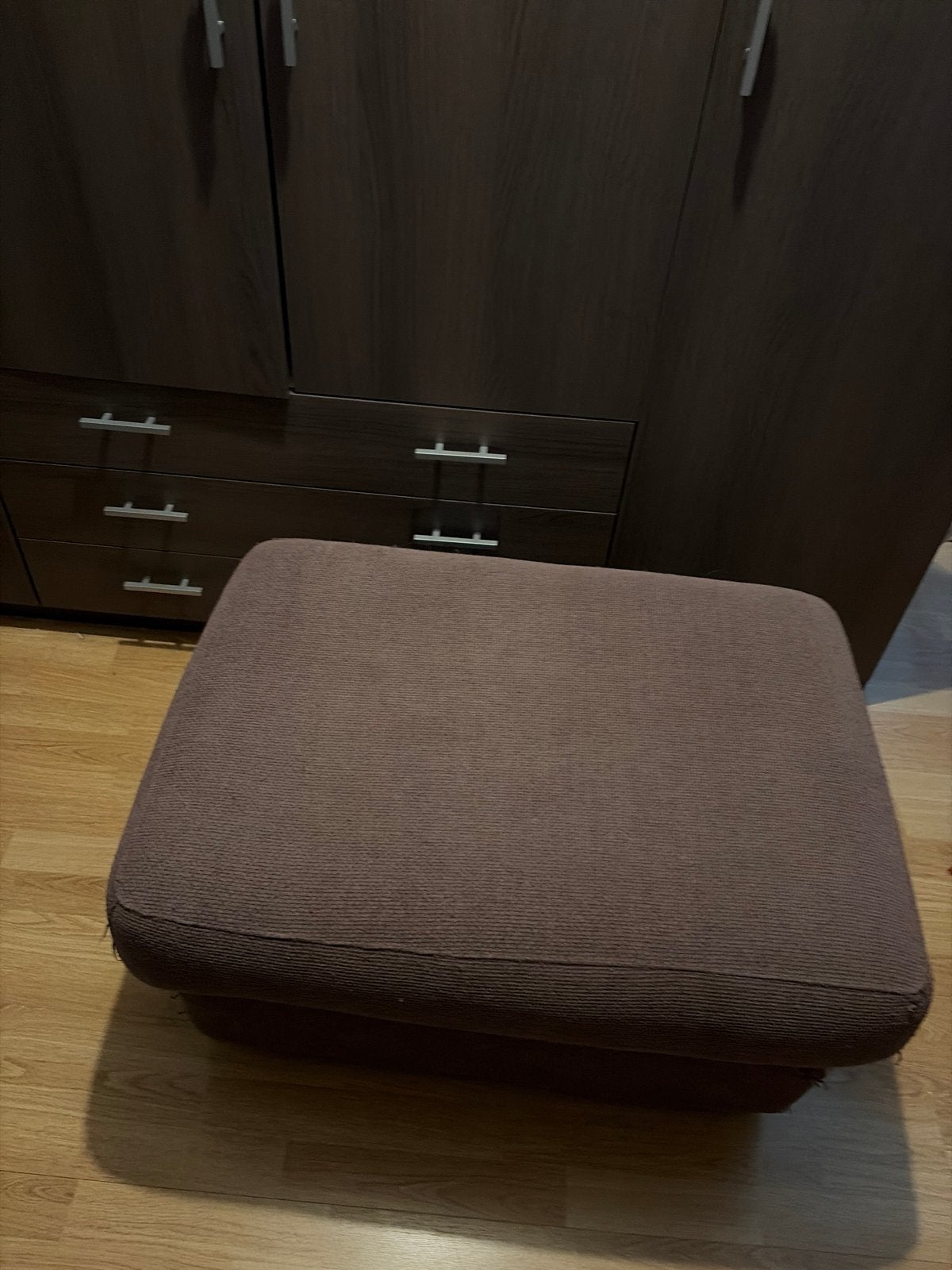 Bruine poef/voetenbank - Comfortabel en compact, Ophalen, Gebruikt, Vierkant, Stof