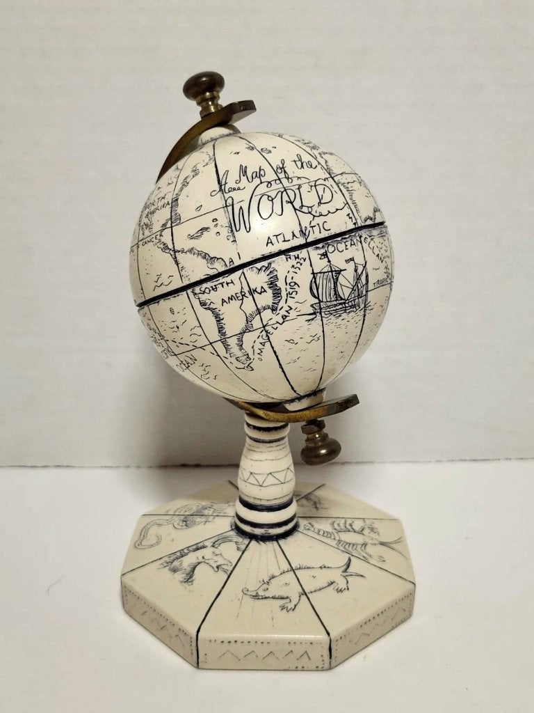 Vintage wereldbol / globe scrimshaw stijl, Kunststof, 12 cm, Ophalen of Verzenden, Zo goed als nieuw