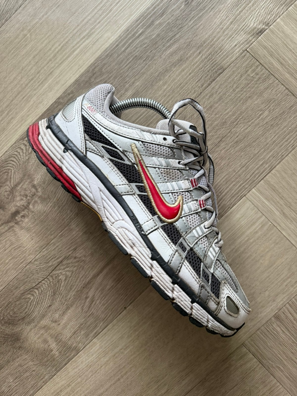 Nike p-6000 metallic red 39, Kleding | Dames, Ophalen of Verzenden, Gedragen