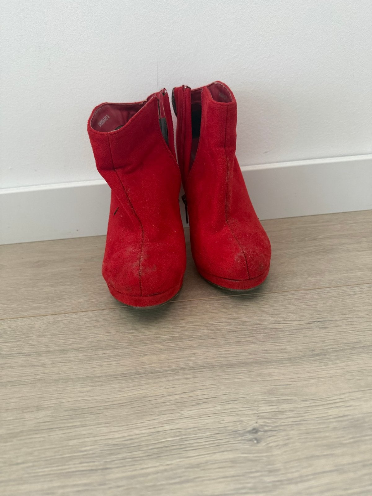 H3 Shoes rode enkellaarsjes maat 38, Kleding | Dames, Schoenen, Ophalen of Verzenden, Gedragen, Rood, Lage of Enkellaarzen