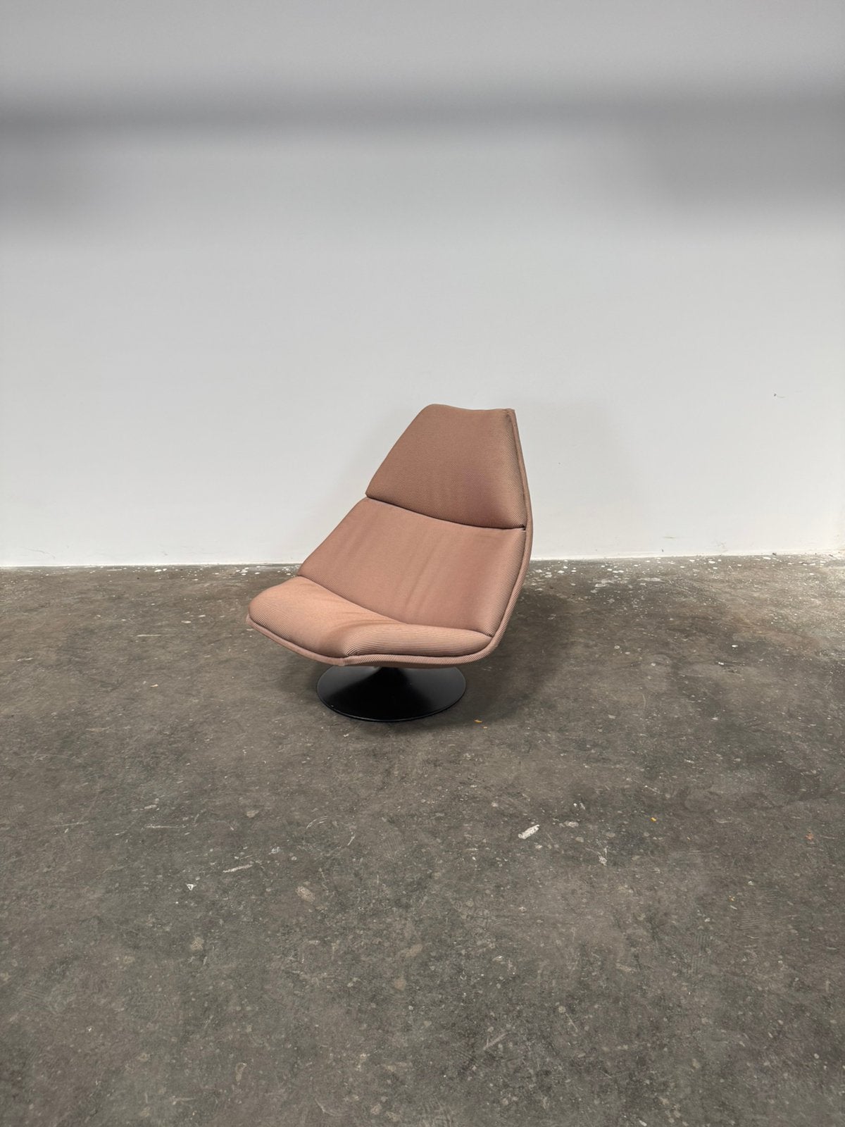 Artifort F511 oudroze Geoffrey Harcourt, Huis en Inrichting, Fauteuils, Ophalen, Gebruikt, 75 tot 100 cm