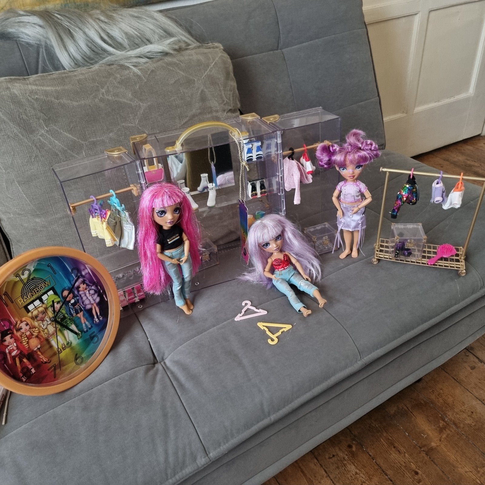 Verzameling rainbow high, 4 poppen, kledingkast, boutique, Kinderen en Baby's, Speelgoed | Poppen, Ophalen of Verzenden, Zo goed als nieuw