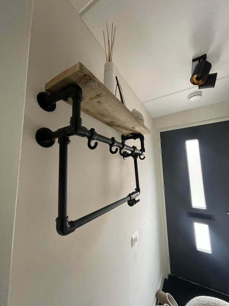 Industriële kapstok van zwart staal met houten plank, Huis en Inrichting, Woonaccessoires | Kapstokken, Zo goed als nieuw, Minder dan 100 cm