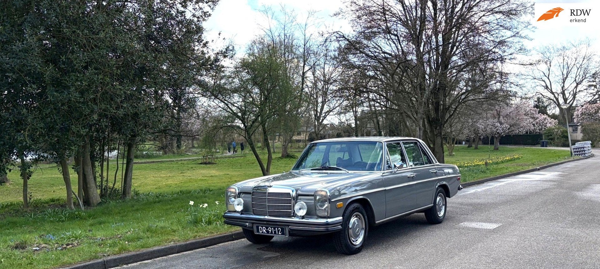 Mercedes-Benz 200-280 (W123) 250 W114 Historie-Boekjes., Auto's, Automaat, Achterwielaandrijving, Gebruikt, Zwart