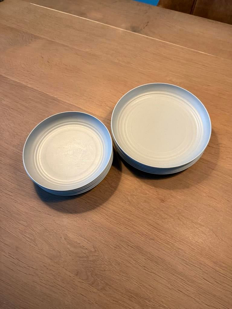 Voor camping of picknick 12 lichtgrijze borden, Caravans en Kamperen, Ophalen of Verzenden, Zo goed als nieuw