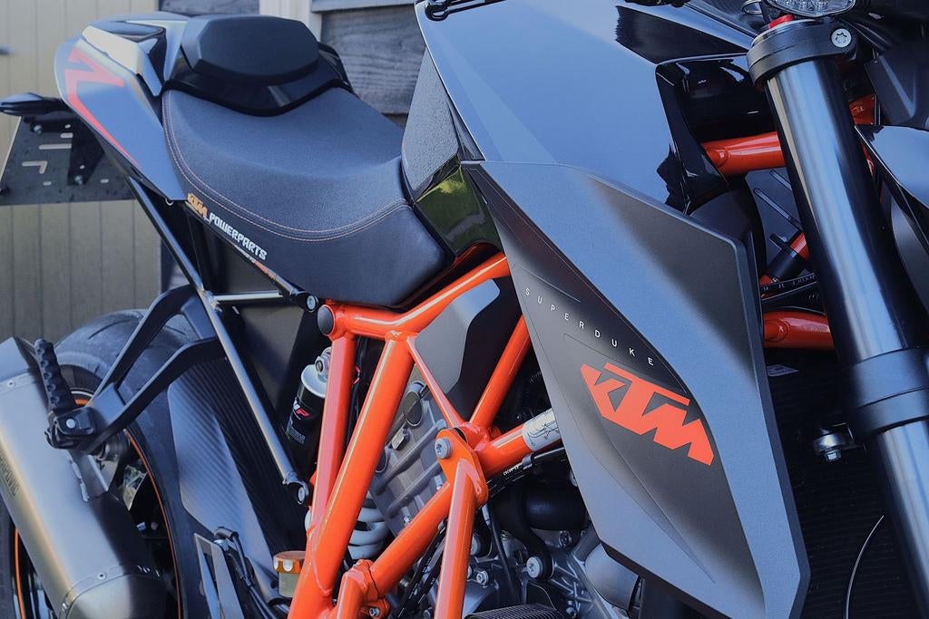 KTM 1290 SUPER DUKE R (bj 2014) Akrapovic, Carbon, 2 cilinders, KTM, Bedrijf, Onbekend