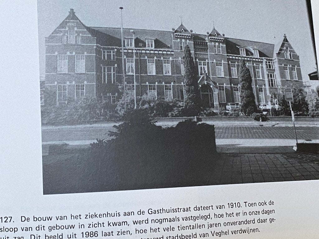 St. Joseph in beeld - 90 jaren St. Joseph Ziekenhuis Veghel, Ophalen of Verzenden, 20e eeuw of later, Zo goed als nieuw