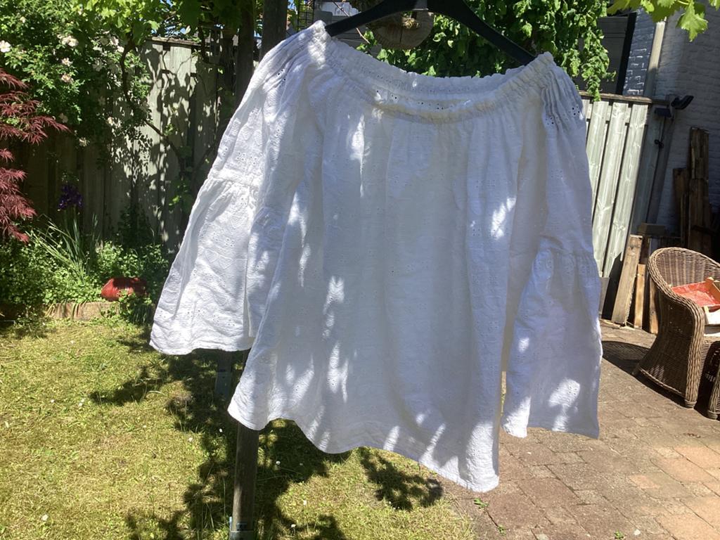 Witte Carmen off-shoulder blouse met broderie wijde mouw, Ophalen of Verzenden, Zo goed als nieuw, Maat 38/40 (M), Wit
