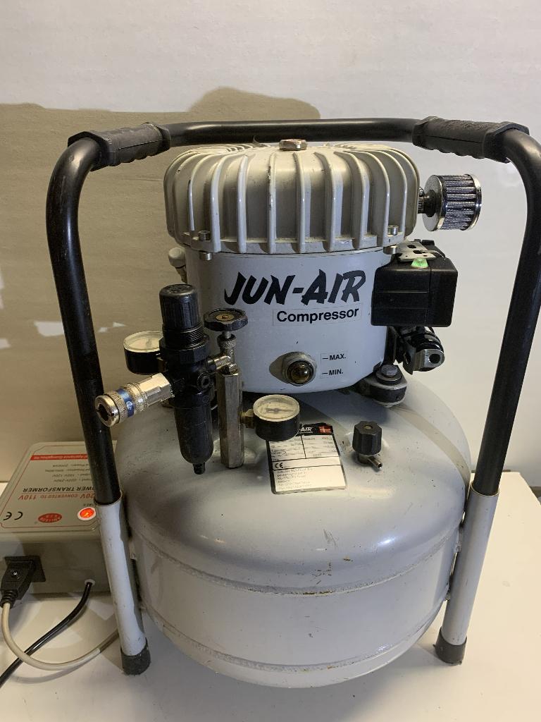 Jun-air geruisloze compressor 25ltr, Doe-het-zelf en Verbouw, Compressors, Ophalen, 6 tot 10 bar, Zo goed als nieuw, Minder dan 200 liter/min