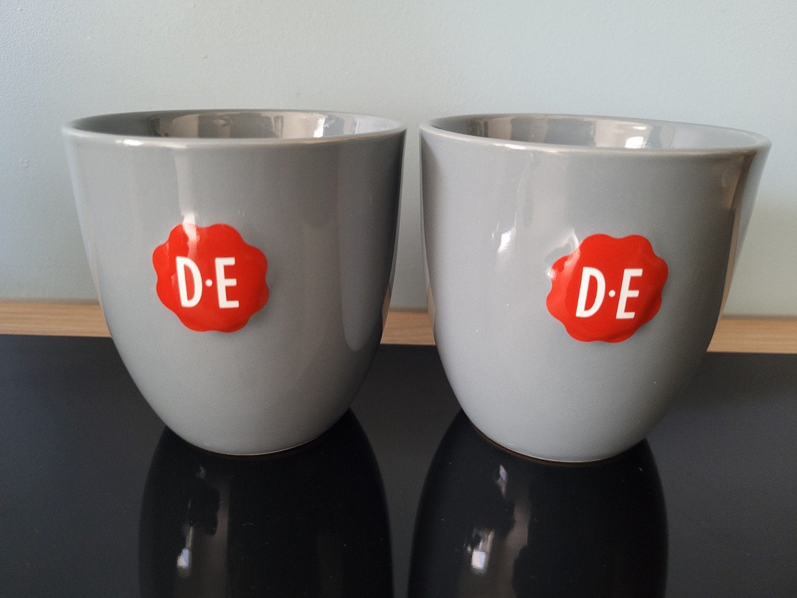 Cappuccino mokken Douwe Egberts (set van 2), Ophalen of Verzenden, Zo goed als nieuw, Overige stijlen, Kop(pen) en/of Schotel(s)