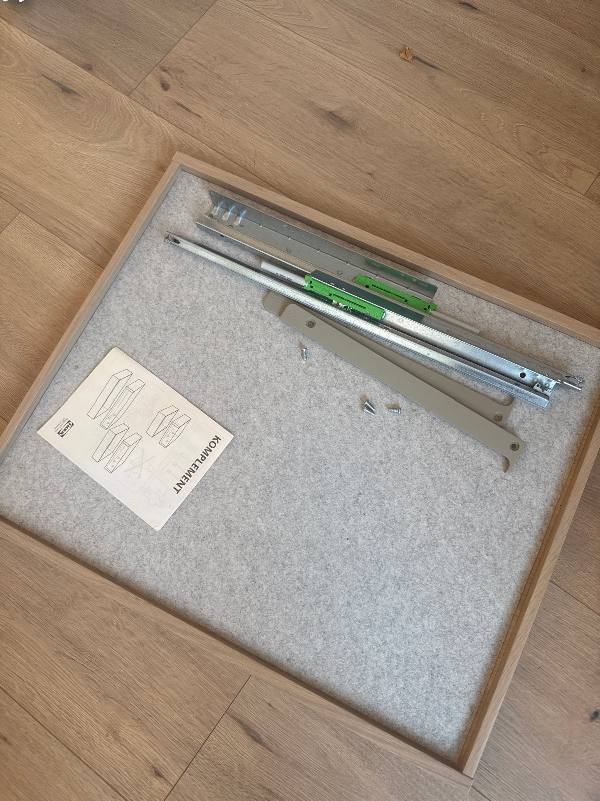 IKEA KOMPLEMENT Uittrekbare plank met vilt, 75x58 cm, Ophalen, Zo goed als nieuw