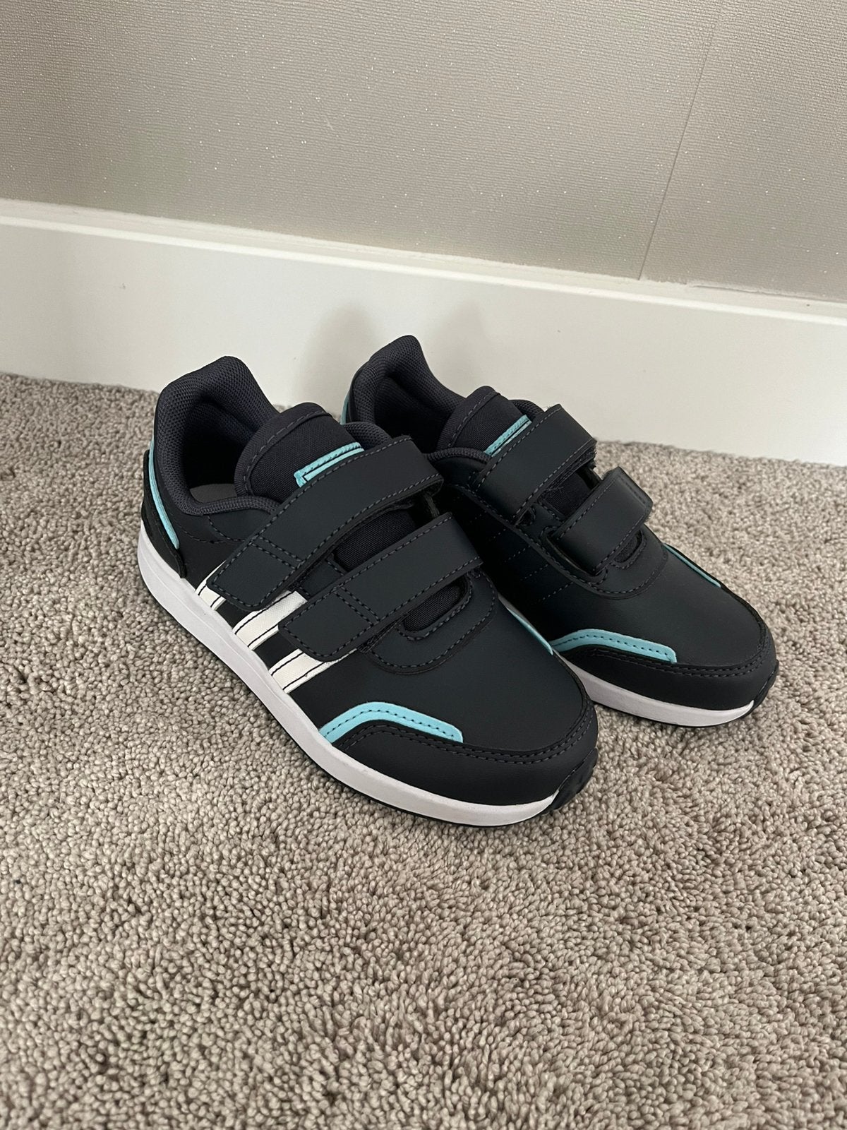 Kinderschoentjes met klittenband Adidas maat 28, Ophalen, Nieuw, Jongen, Schoenen